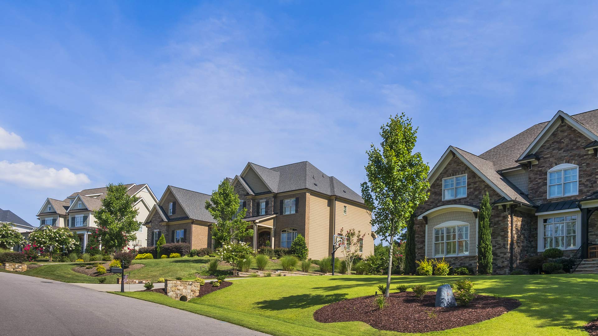 A sprawling neighborhood with vibrant lawns and beautiful landscaping in Willoughby, OH.