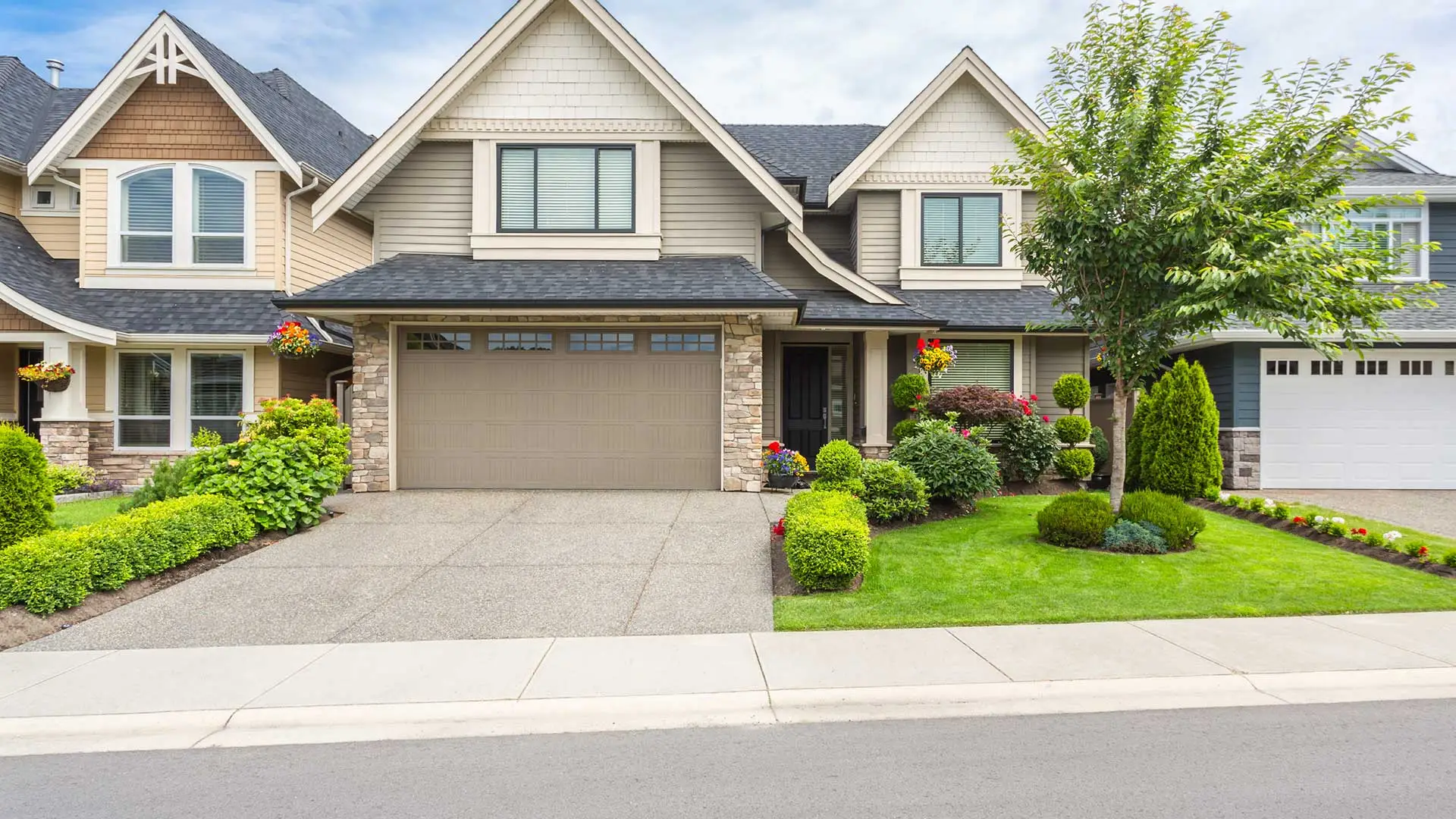 Lovely neighborhood homes with well cared for lawns in Mentor, OH.